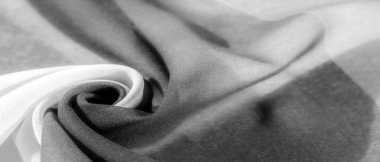 Şatafatlı kumaşın zarif ve ipek dokusunu deneyin. Sofistike siyah beyaz renkler her tasarım tarzını ön plana çıkarır. İnce kırışıklıklar derinlik ve hacim ekler,