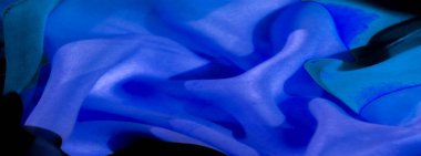 Mavi ve siyah renkli cesur ve canlı bir desen. Yenilikçi katlama teknikleriyle derinlik ve doku oluşturur. Renkler arasındaki yüksek karşıtlık görsel cazibeyi artırır.