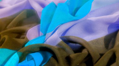 Canlı mavi ve siyah desen çarpıcı bir görsel etki yaratıyor. Benzersiz katlama tekniği derinliği ve dokuyu geliştirir. Giysilerde ve aksesuarlarda moda aksanlar yaratmak için ideal..