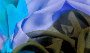 Mavi ve siyah renkli cesur ve canlı bir desen ile göze çarpan çekici bir görsel zıtlık yaratır. Kumaş, derinliği ve dokuyu arttırmak için ustalıkla katlanmış..