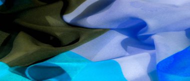 Benzersiz bir görünüş için mavi ve siyah renkli cesur, canlı bir desen ile, derinliği ve dokuyu arttırmak için pileler kullanılarak yaratılır ve görsel ilgi eklenir..