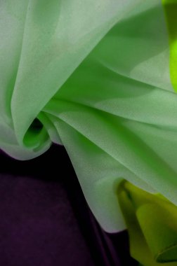 Kumaşımızın nefes kesen derinliğini ve hacmini yeşil ve siyah olarak deneyimleyin. Yaratıcı projelerinizi güzellik saçan bir maddeyle değiştirin. Ruhuna dokunan bir bağlantı yaratmak..