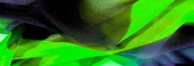 Duyguları uyandırmak için tasarlanmış yeşil ve siyah renkli canlı bir kumaş. Benzersiz katlama tekniği her parçaya derinlik ve hacim ekler. Ruhla yankılanan sihirli parçalar yaratmak için ideal..