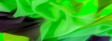 Duyuları yakalayan yeşil ve siyah tonlarda lüks bir kumaş. Derinliği ve hacmi arttırmak için ustalıkla katlanmış, çarpıcı bir görsel cazibe yaratmış. Sihirli kıyafetler yaratmak için mükemmel.,