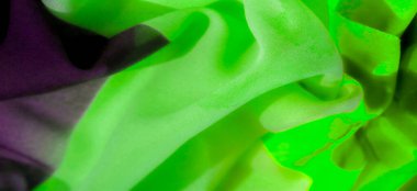 Duyguları uyandırmak için tasarlanmış yeşil ve siyah renkli canlı bir kumaş. Benzersiz katlama tekniği her parçaya derinlik ve hacim ekler. Ruhla yankılanan sihirli parçalar yaratmak için ideal..