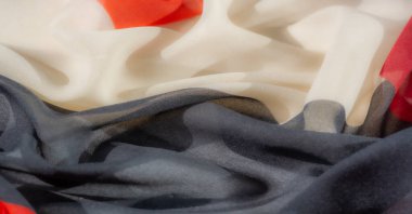 Canlı renk seçenekleri: dramatik bir görsel etki için kırmızı, siyah ve beyaz. Eşsiz katlama tekniği tekstil sanatında derinlik ve doku yaratır. Kumaştaki her katman bir hikaye anlatıyor..