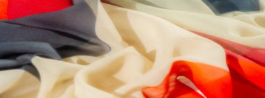 Çarpıcı renklerde kullanılabilir: kırmızı, siyah ve beyaz. Eşsiz bir derinlik ve doku hissi yaratıyor. Karmaşık katlanmış tekstil sanatı sayesinde detayların güzelliğini vurguluyor. Her katlama bir hikaye anlatıyor.