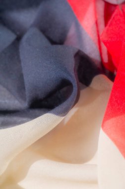 Kırmızı, siyah ve beyaz renkli canlı kumaş koleksiyonu keşfedin. Her kıvrım derinlik ve doku yaratır, görsel çekiciliği arttırır. Tekstil sanatı, içerdiği güzellik hakkında.