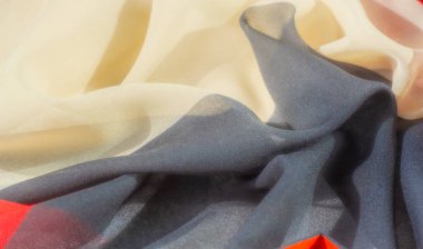 Canlı kumaş koyu kırmızı, klasik siyah ve kıtır beyaz renkte. Benzersiz katlama tekniği görsel ilgi için derinlik ve doku yaratır. Tekstil Sanatı