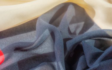 Canlı kumaş canlı renklerde mevcuttur: kırmızı, siyah ve beyaz.