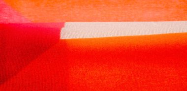 Kırmızı, siyah ve beyaz renkli çok güzel el yapımı tekstil sanatı. Katlar büyüleyici bir derinlik ve doku hissi yaratıyor. Her katlama eşsiz bir hikaye anlatıyor, güzelliği vurguluyor. 