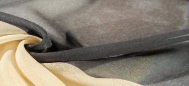 Kırmızı, siyah ve beyazın canlı renkleri görsel cazibeyi artırır. Eşsiz katlanmış tasarım kumaşa derinlik ve doku ekler. Tekstil sanatı ince detaylardaki güzelliği vurgular..