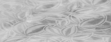 Karmaşık beyaz çiçek desenleriyle güzel tasarlanmış. Şık ev dekorasyonu, giysi veya el işi yapmak için mükemmel. Dayanıklılık ve zarafet sağlayan yüksek kaliteli kumaş.