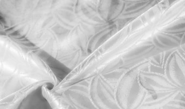 Karmaşık beyaz çiçek desenli güzel bir tasarım. Ev dekorundan moda modasına kadar çeşitli kullanımlara uygun dayanıklı kumaş. El işleri, döşeme ve dikiş projeleri için ideal.