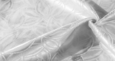 Karmaşık beyaz çiçek desenli güzel bir tasarım. Ev dekorundan moda modasına kadar çeşitli kullanımlara uygun dayanıklı kumaş. El işleri, döşeme ve dikiş projeleri için ideal.