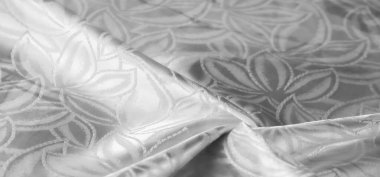 Çiçek desenli ve Yumuşak Katlı Zarif Beyaz Kumaş