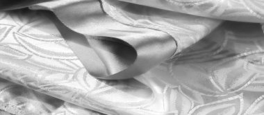 Yaprak desenli beyaz saten kumaş. Karmaşık dokuma, parlak parıltılı ve narin kıvrımlı kaliteli kumaş.