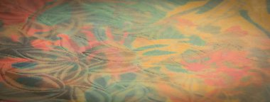 Şatafatlı kumaş, ipek ya da saten, çiçek ya da yaprak desenli. Kumaşın dokusu parıltı ve kıvrımlarla vurgulanıyor, yumuşak gölgeler ve gölgeler yaratıyor.