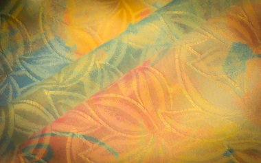 Karmaşık çiçek desenli altın ve şeftali rengi ipek kumaştan lüks bir yakın çekim. Kumaşın parlak dokusu yumuşak ışığı yansıtır, parlak bir etki yaratır ve zengin, sıcak renkler.