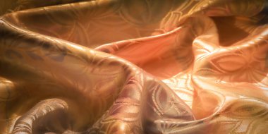 Yumuşak, lüks ipek kumaş. Sıcak ve serin tonlarda çiçek deseni var. Yumuşak ışıkla aydınlatılıyor..