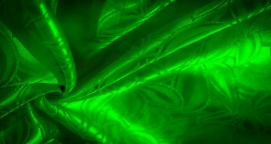 Karmaşık yaprak desenli zarif yeşil kumaş, yumuşak kıvrımlar ve kıvrımlar içinde toplanmış, lüks bir görünüm sağlıyor..