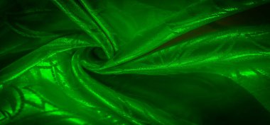 Bitkisel yaprak desenli saten yeşil kumaş. Yumuşak ışıkla aydınlatılıyor. Bu da zengin, pürüzsüz dokusunu ve karmaşık tasarımını geliştiriyor..