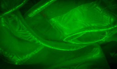 Yumuşak yeşil kumaş, yapraklı dokular, hafif ışıklandırmayla geliştirilmiş, pürüzsüz ama detaylı görsel efekt yaratıyor..