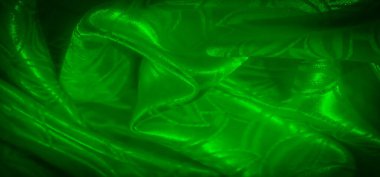 İnce yaprak desenli canlı yeşil saten kumaş, hafifçe buruşmuş ve ışığı yansıtıyor, dinamik bir doku ve derinlik yaratıyor..