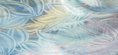 Yumuşak çiçek motifleriyle süslü, pastel renkli saten kumaş, yüzeydeki ışık oyunlarını arttıran kıvrımlar..