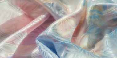 Pastel tonlarında çiçek desenli saten kumaş. Narin, akışkan madde ışık altında hafifçe parlar, ona lüks ve ruhani bir kalite verir..