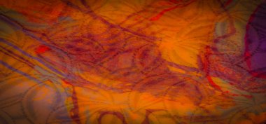 Şık, parlak renkli kumaş, kıvrımlı kırmızı, mor ve sarı tonlarda, karmaşık dokular ve desenler sergiliyor, parlak bir parıltıyla, organik bileşim.