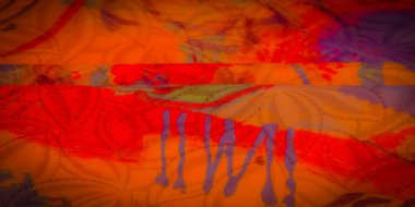 Soyut desenli, kırmızı, sarı ve mor karışımlı zengin renkli bir kumaş. Kumaşın dokusu ışığın altında parıldıyor. Karmaşık detaylarını ve pürüzsüz yüzeyini vurguluyor..