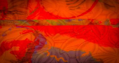 Kumaşın dinamik bir karışımı koyu kırmızı, sarı ve mor renkler ile katlanır. Soyut, dönen desenler yumuşak ışıkla aydınlatılır, akıcılık ve zarafet hissi verir..