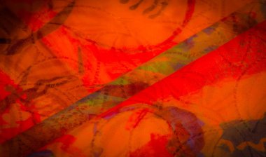 Canlı turuncu, kırmızı ve mor renkli yumuşak, akışkan bir kumaşın yakın çekimi soyut ve dinamik bir deseni ve karmaşık kıvrımları gösteriyor..