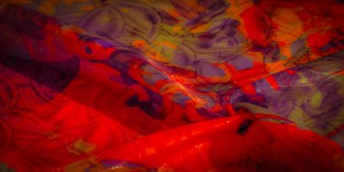 Mor soyut desenli turuncu, sarı ve kırmızı kumaştan parlak kıvrımlar, ışık yansımaları ile vurgulanmış..