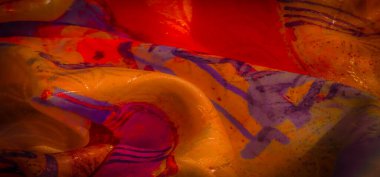 Sarı, turuncu ve kırmızı renkli kumaş soyut desenlerle pürüzsüz, akıcı bir doku ve canlı renkler yakalıyor..