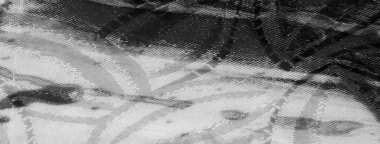 Zarif, yarı şeffaf kumaş, zarif girdaplar ve karmaşık desenler, gri tonda yakalanmış, yumuşak dokuları vurguluyor..