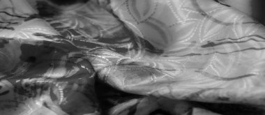 Yumuşak, şeffaf bir kumaş üzerinde siyah katmanlı soyut fırça darbeleri, karmaşık ayrıntılar ve hassas bir akış gösterir.