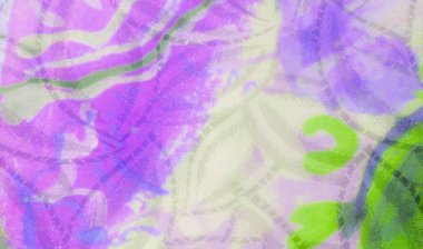 Koyu mor ve yeşil soyut çiçek desenleri olan parlak, zengin bir kumaş. Kumaş yumuşacık kıvrılır, ışığı yansıtır ve pürüzsüz, parlak yüzeyini aydınlatır..