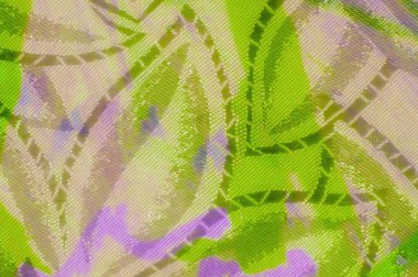 Koyu mor ve yeşil soyut çiçek desenleri olan parlak, zengin bir kumaş. Kumaş yumuşacık kıvrılır, ışığı yansıtır ve pürüzsüz, parlak yüzeyini aydınlatır..