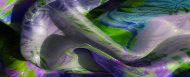 Soyut mor ve yeşil desenli, parlak yansımalarla vurgulanmış dinamik, akan bir kumaş. Karmaşık detaylar ve yumuşak kıvrımlar sanatsal, lüks bir doku yaratır..