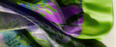 Soyut mor ve yeşil desenli, parlak yansımalarla vurgulanmış dinamik, akan bir kumaş. Karmaşık detaylar ve yumuşak kıvrımlar sanatsal, lüks bir doku yaratır..