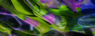 İç içe geçmiş yeşil, lavanta ve mavi tonlarda canlı ve soyut bir desen. Kumaş dokusu yumuşak ışık yansımaları ve keskin çizgilerle katmanlı bir etki yaratıyor..