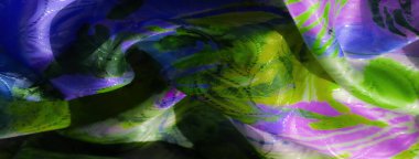 Parlak yeşil ve parlak mor soyut kumaş tasarımı. Dalgalı, akışkan bir dokusu var. Katlar canlı bir dinamik yaratıyor, renk zıtlıkları ve karmaşık detaylarla vurgulanıyor..