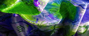 Mor, yeşil ve mavi renklerin güzel bir karışımı olan ipeksi, parlak bir kumaş. Katlar yumuşak dalgalar yaratır, kumaşa lüks ve akıcı bir görünüm verir..