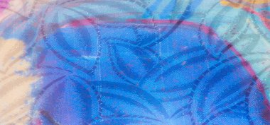 Mavi, sarı ve pembe tonlarda parlak kumaşların soyut girdabı yansıtıcı detaylar ve canlı desenler sergiliyor. Kumaş hareket halinde görünür, dinamik ve sanatsal kıvrımlar yaratır..