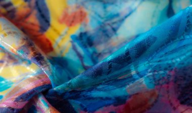 Soyut mavi, mor ve pembe desenli, yumuşak ışıklandırmayla yakalanmış renkli, akışkan bir kumaş..