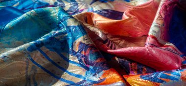 Yumuşak pastel tonları ve soyut fırça darbeleriyle karıştırılmış kıvrımlı kumaş, sanatsal bir yeteneğe sahip dinamik ve akışkan bir hareket sağlıyor.