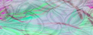 Yeşil, pembe ve metalik renklerde canlı bir kumaş parçası. Karmaşık desenler ve pürüzsüz kıvrımlar var. Işığı dinamik, soyut şekillerde yansıtıyor..