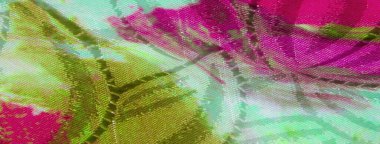 Canlı yeşil ve pembe tonlarda katlanmış bir kumaşın ayrıntılı görüntüsü sıvı çizgileri ve doğal ışığın gölgeleriyle karışık bir şablon oluşturuyor..